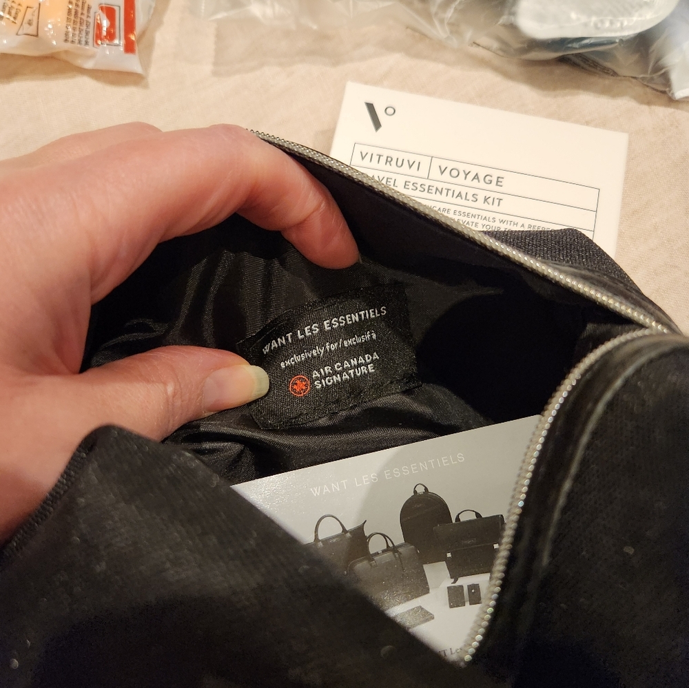 TRAVEL ESSENTIALS KIT - Picture 2 of 4